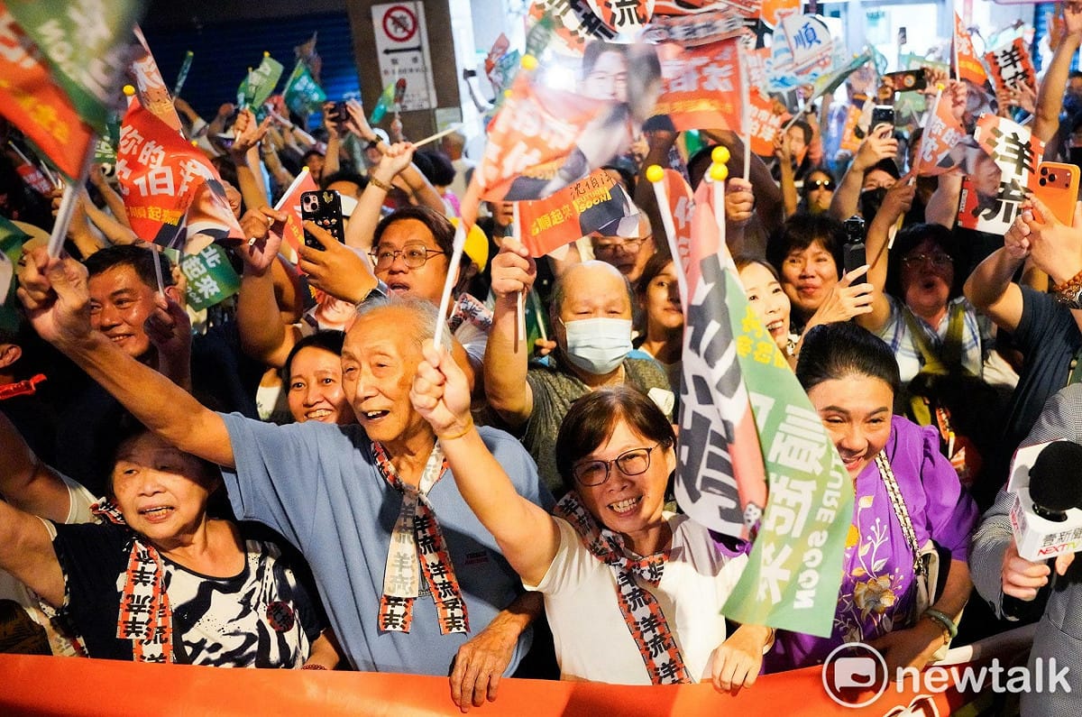 支持者在現場旗幟，為沈伯洋及「台北大洋流」車掃加油。 圖：張良一/攝（資料照）