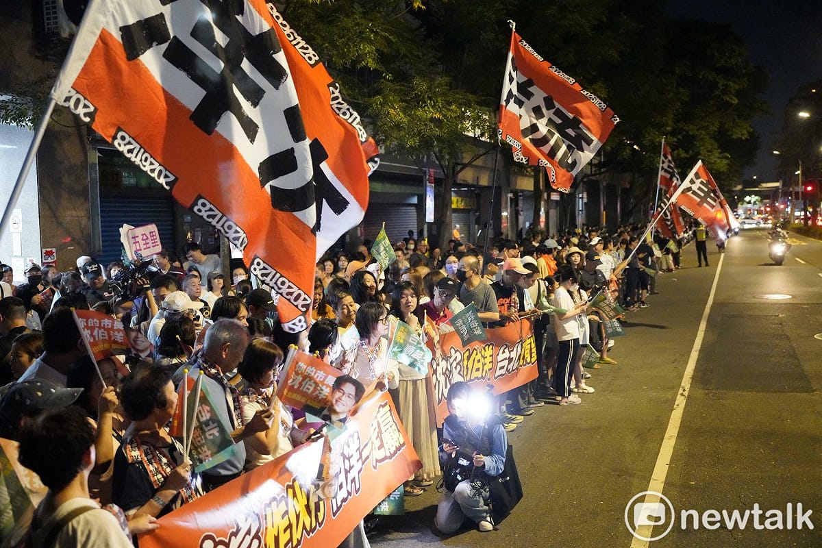 支持者在現場高舉布條，為沈伯洋及「台北大洋流」車掃加油。 圖：張良一/攝