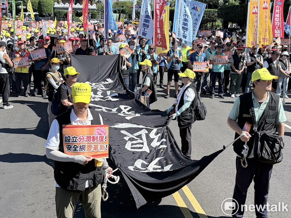勞工團體提出四點訴求：「企業要加薪」、「勞退雇提提高」、「勞工要分潤」、「安全要革新」。 圖：李宣萱/攝