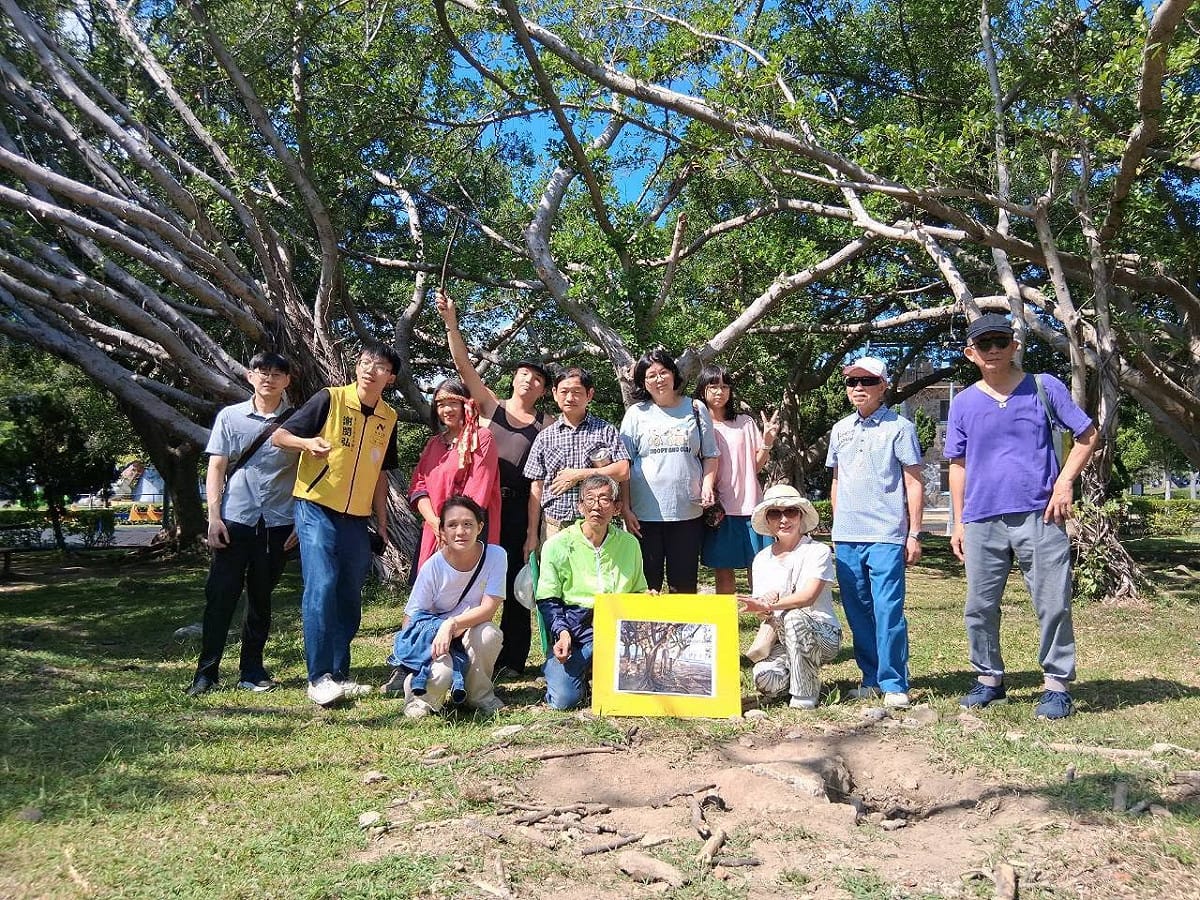 台灣樹人會和士林美崙公園抱樹團18日聯合舉辦「森林療瘉x老樹愛的抱抱」活動，會後憑弔「消失的李登輝總統樹」行動。 圖：翻攝潘翰疆臉書粉專