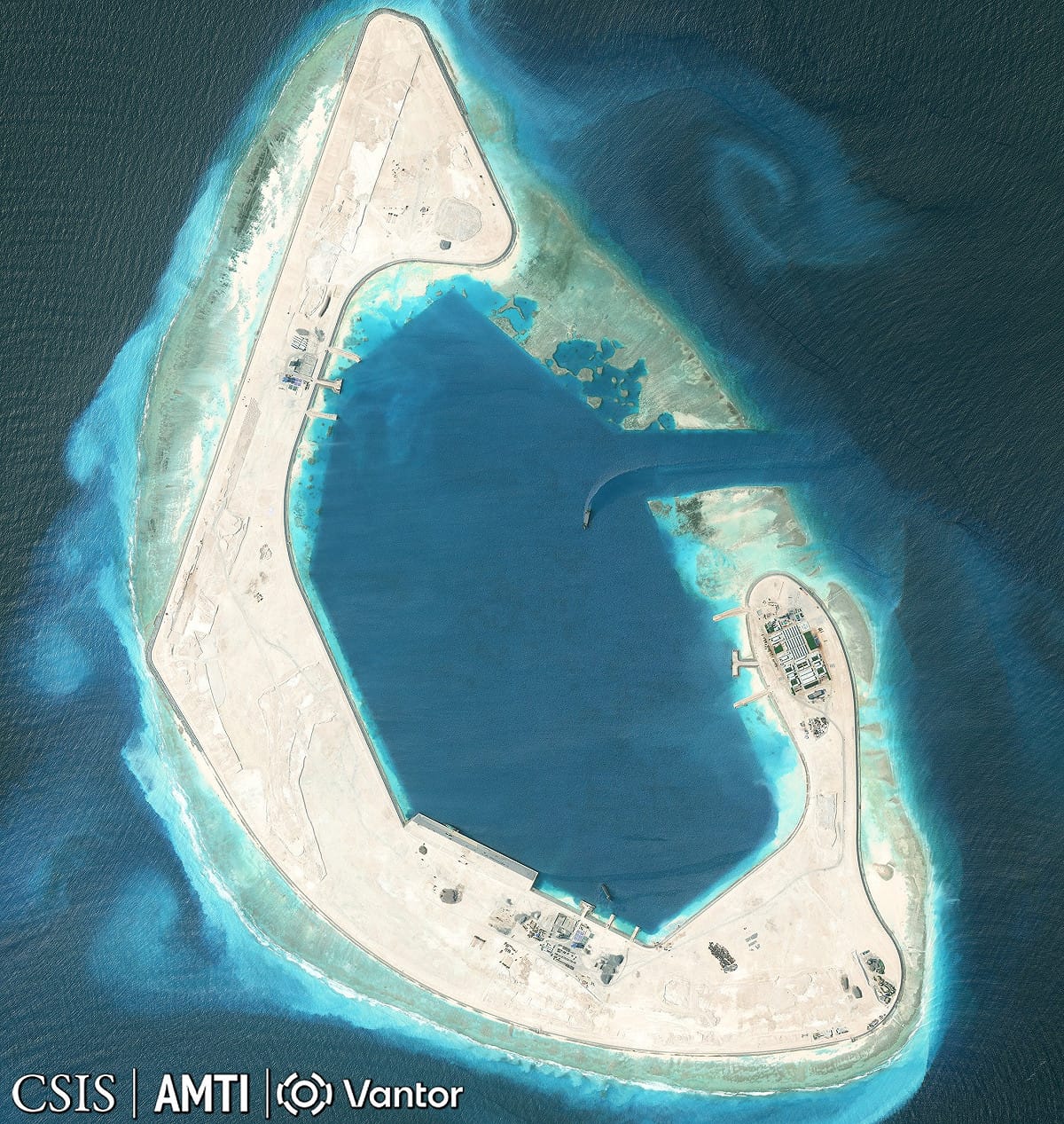 美國智庫亞洲海事透明倡議（AMTI）最新衛星影像分析指出，中國在西沙群島羚羊礁的西北側出現明顯跑道挖掘跡象。 圖：翻攝「X」@AsiaMTI