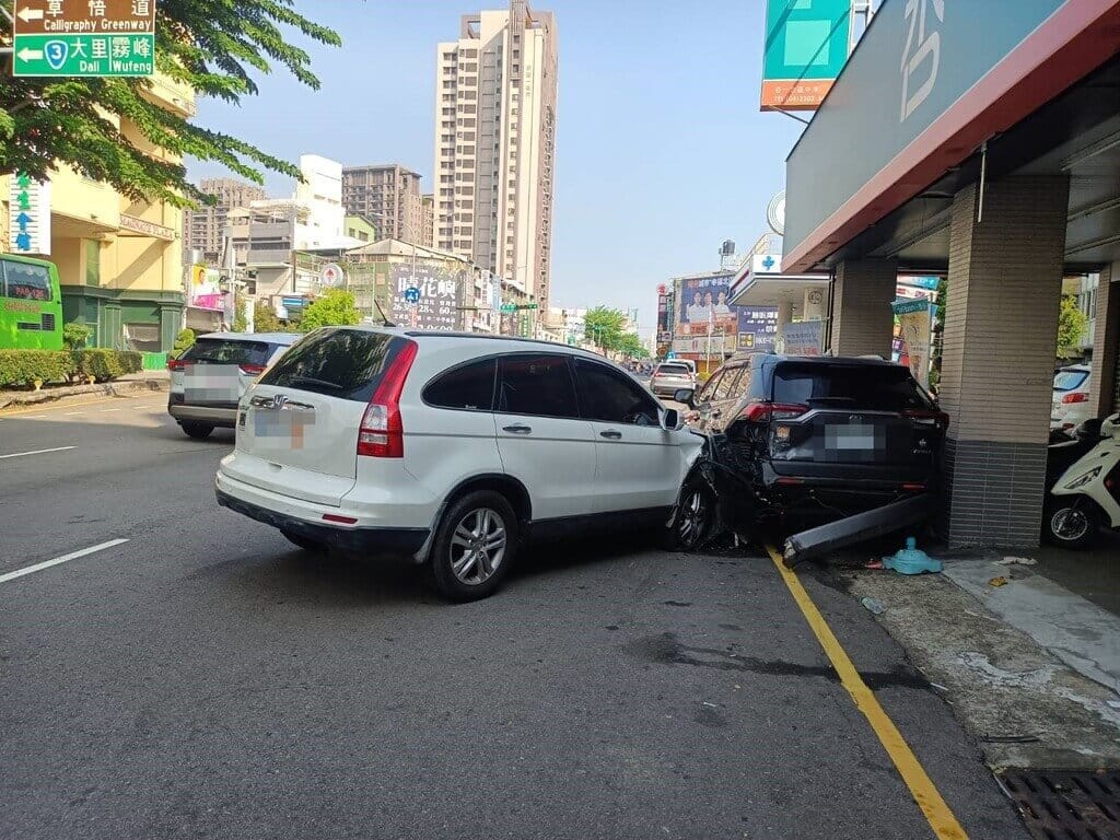 台中市北區中清路一段19日發生交通事故，肇事駕駛棄車逃逸，事後遭警方查獲，肇事駕駛指稱睡眠不足，過於疲累才棄車返家休息。（民眾提供）中央社記者郝雪卿傳真　115年10月19日