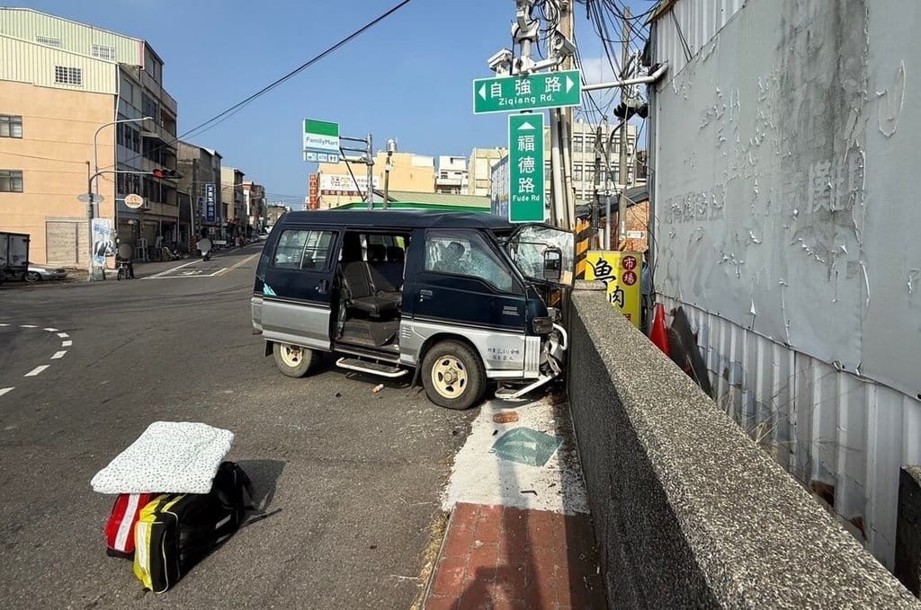 一輛廂型車19日行經苗栗縣通霄鎮福德路與自強路口，不明原因自撞號誌桿，駕駛72歲古姓男子經緊急送醫搶救仍因傷重宣告不治，張姓妻子重傷，持續急救中。（警方提供）中央社記者管瑞平傳真　115年10月19日