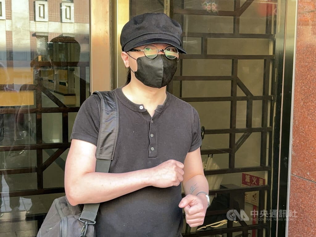歌手謝震廷（圖）民國113年與前女友發生口角，涉嫌持刀恐嚇遭台北地檢署起訴。台北地方法院19日開庭，謝震廷表示，因病無法自行答辯，請求法院指定辯護人。中央社記者李念庭攝　115年10月19日