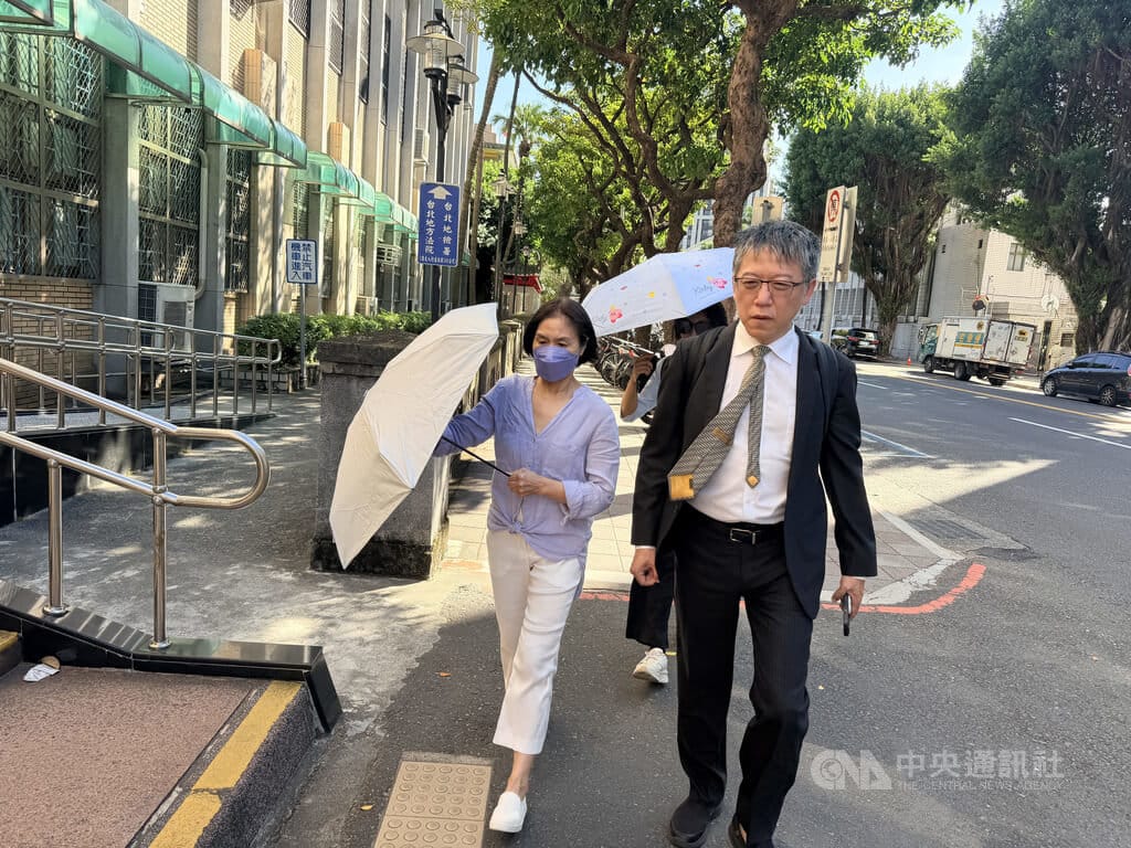 前民眾黨主席柯文哲涉政治獻金等案，二審否認犯罪；同案被告李文娟（左）19日出庭前表達改認罪。中央社記者劉世怡攝　115年10月19日