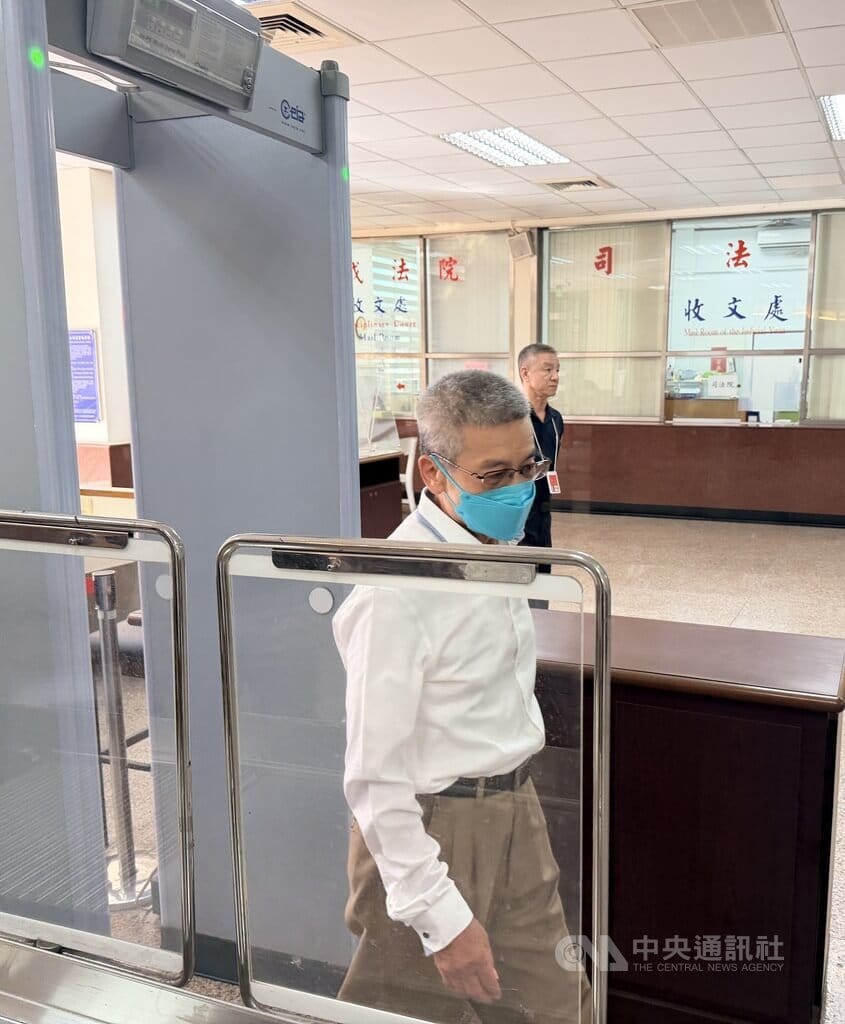 前民眾黨主席柯文哲涉政治獻金等案，二審否認犯罪；同案被告李文宗（前）19日則就眾望基金會支付黃心緗等4人薪資、約新台幣210萬元的背信部分認罪。中央社記者劉世怡攝　115年10月19日