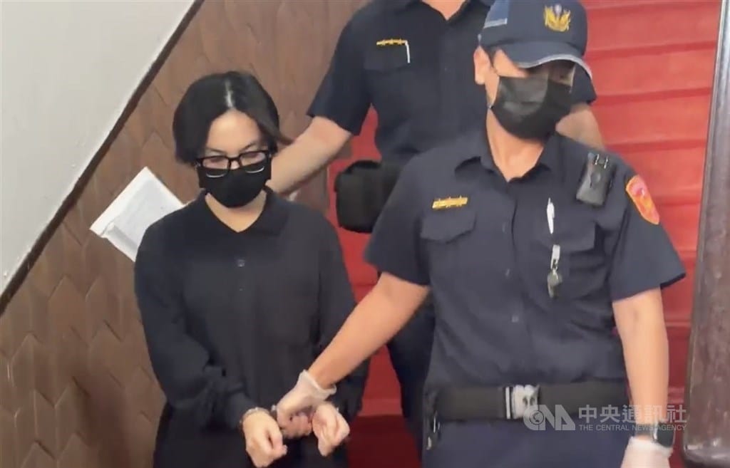 時任空軍森姓女子（左）涉收受中共報酬，洩漏、交付軍事機密，遭台灣高等檢察署起訴，19日下午移審台灣高等法院，由法警解送到庭。 中央社記者李念庭攝　115年10月19日