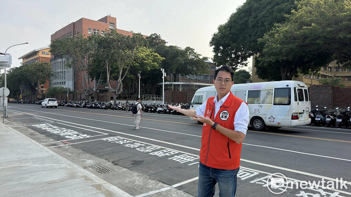 台南火車站新站啟用，但3號出口卻因缺乏行人穿越線，導致成大學生及旅客須繞行500公尺。台南市東區市議員李宗霖接獲陳情後，立即要求交通局盡速評估改善，確保安全的行人動線。 圖：李宗霖競選總部提供