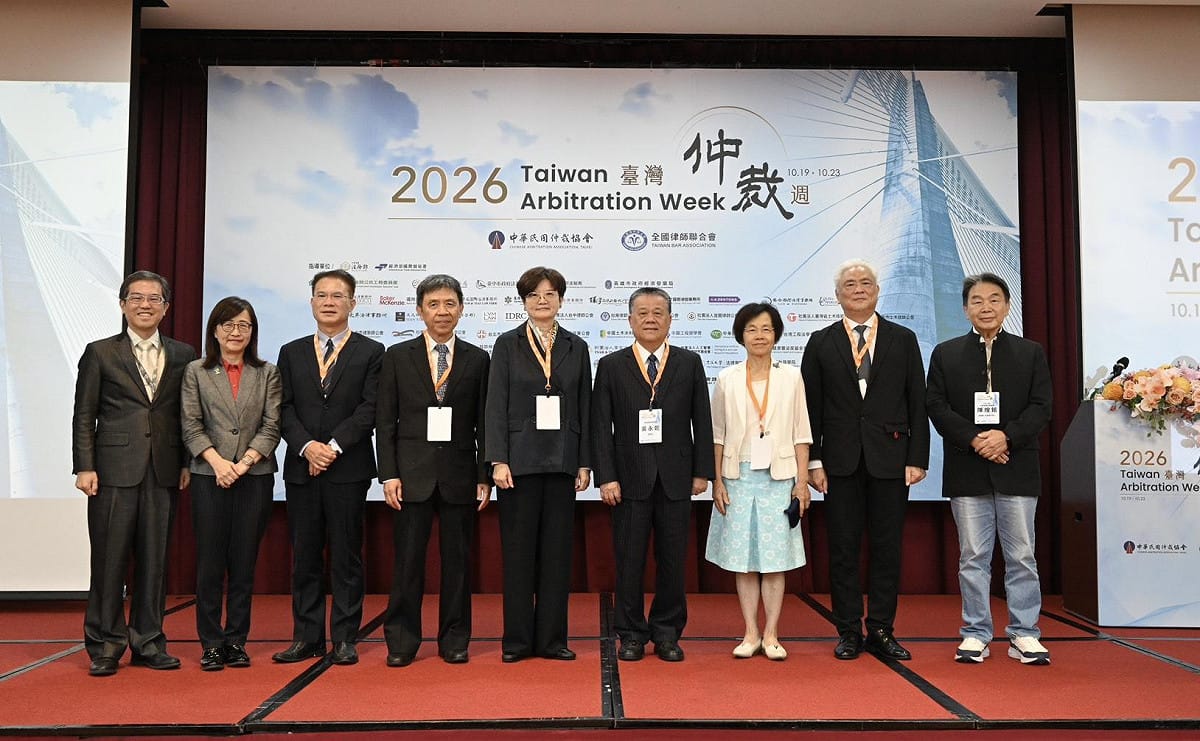 「2026臺灣仲裁週」今（19）日在台北市隆重揭幕，產官學研熱烈參與。左起為吳梓生副理事長、林奕華副市長、黄謀信次長、羅昌發副院長、李玲玲理事長、吳永乾理事長、高金枝秘書長、陳為祥副主委及陳煌銘監事會召集人。 圖：中華民國仲裁協會提供