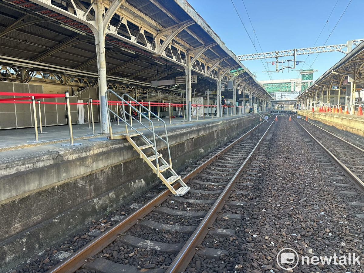 台南鐵路地下化第一階段於17日起正式通車，舊車站軌道也隨之停用，市府特別與台鐵公司、交通部鐵道局進行協調，在下一階段工程開始前，短期開放以往不能進入的舊車站軌道區，提供民眾拍照打卡體驗， 圖：台南市政府提供