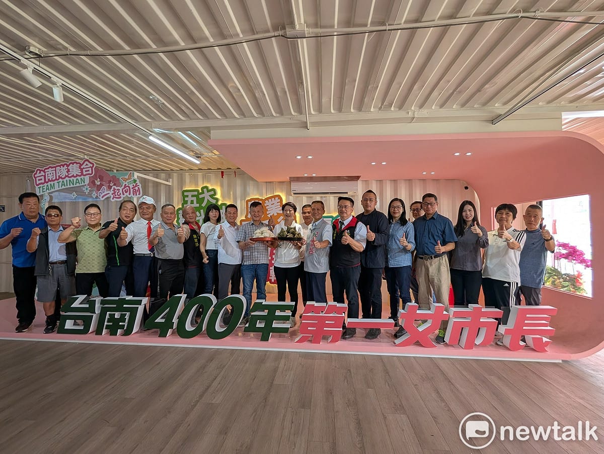 台南市長候選人陳亭妃競選總部今日迎來各界團體到訪加油打氣，中華民國跆拳道協會由理事長張火爐帶領全體理監事同仁前來，特別獻上包粽，傳遞祝福與支持。 圖：陳亭妃競選總部提供