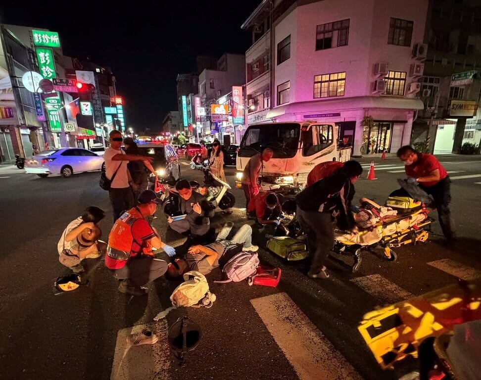 嘉義市中山路19日晚間發生貨車與機車碰撞事故，機車騎士搭載3名小孩受傷，其中1名女童有耳漏情況，一度呈現OHCA（到院前心肺功能停止）狀態，經急救恢復脈搏，立即送醫。（民眾提供）中央社記者黃國芳傳真　115年10月19日