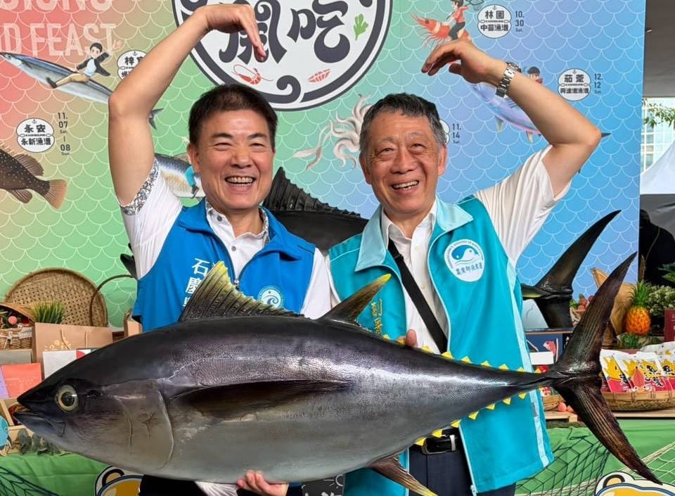 高雄市海洋局長石慶豐(左)與農業部漁業署副署長繆自昌(右)。 圖：高雄市海洋局／提供