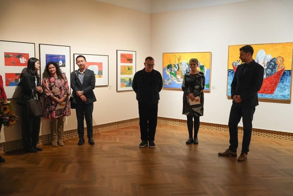 捷克插畫家瑞杰可（Tomáš Řízek）個人畫展「幻彩異境」近期在捷克莫斯特博美術館（Regional Museum and Gallery in Most）開幕，共呈現約 100 幅裱框的插畫作品，以及 16 幅精選繪畫，展出至2027年2月7日，是他藝術創作的階段性總覽。 圖：Regional Museum and Gallery in Most提供