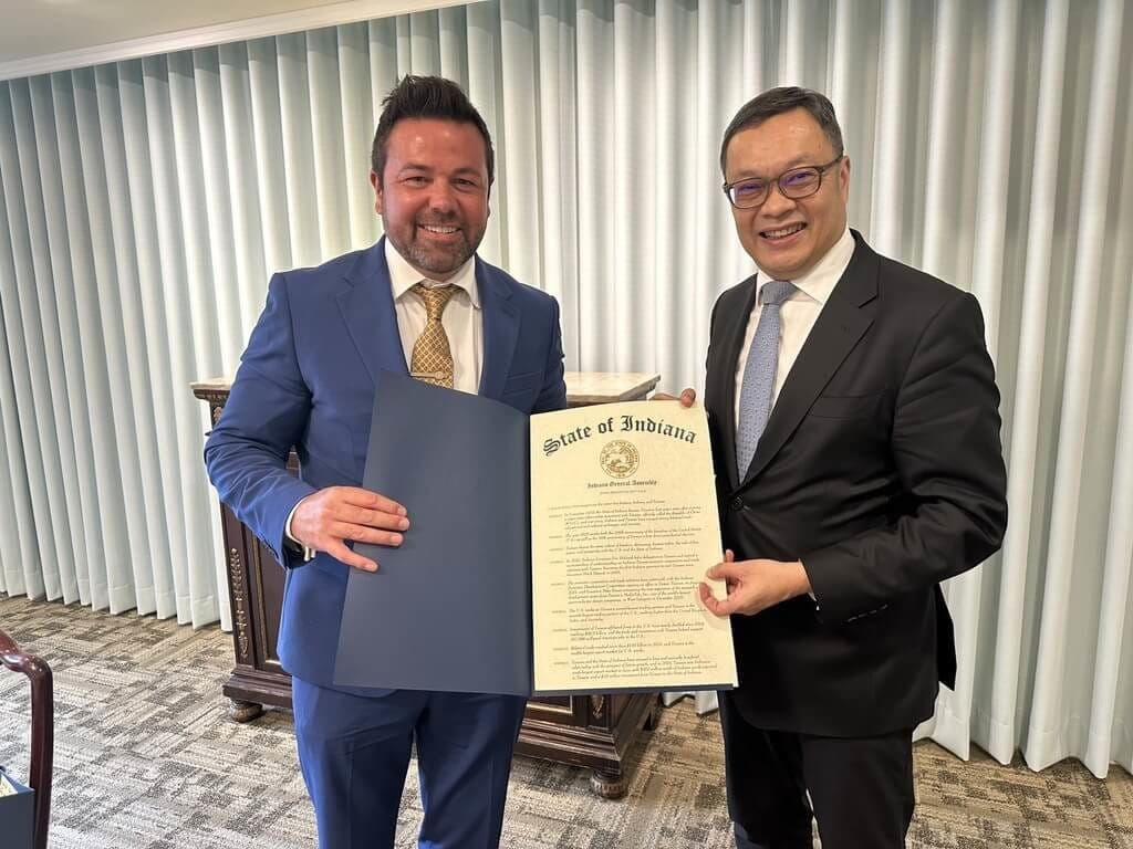 美國印第安納州副州長貝克威斯（Micah Beckwith，另譯：貝邁克，左）國慶訪台期間，向外交部次長陳明祺致贈印州參議院友台決議文。 圖：駐芝加哥辦事處提供