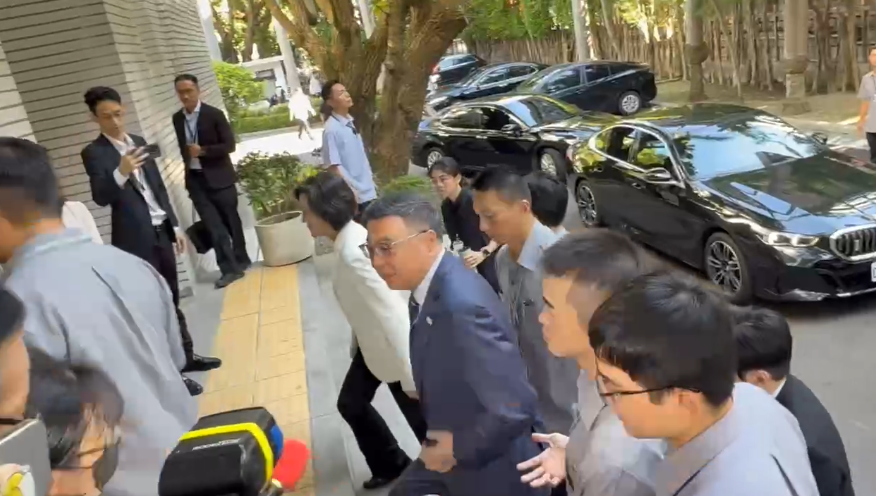 對於是否不副署該法案，行政院長卓榮泰今（20）日上午在議場外僅表示「大家關心的事，我們在裡面（立院議場）回答」。 圖：翻攝畫面