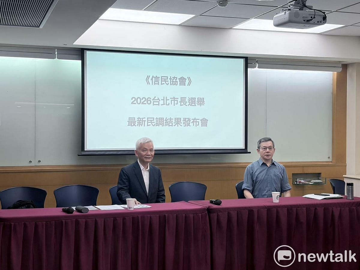 信民協會今（20）日公布針對台北市長選情的第二場民調結果。圖左為信民協會創會理事長黃清龍，圖右為民調專家戴立安。 圖：李宣萱/攝