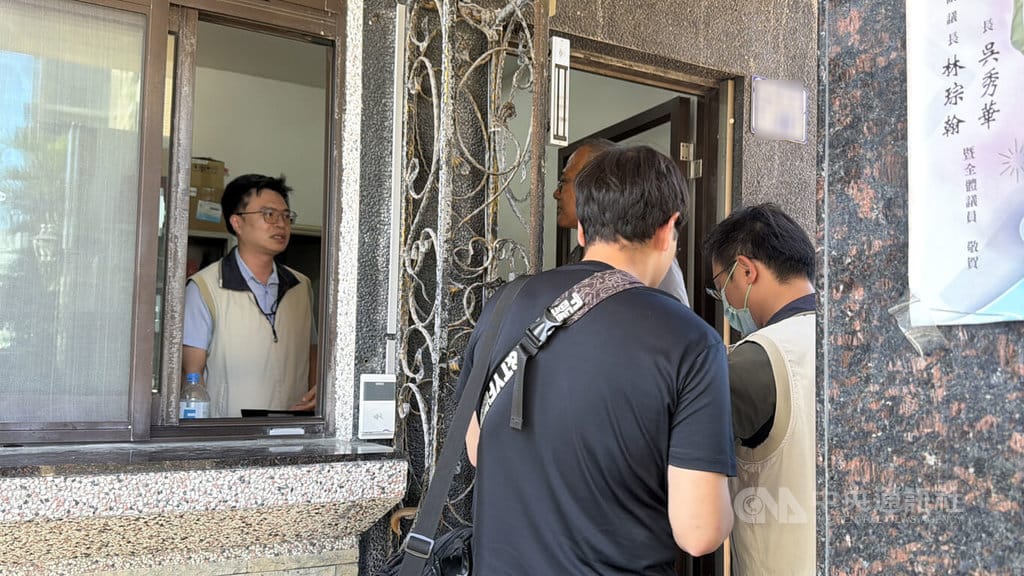 台東檢調偵辦農路拓寬涉嫌圖利和「吳家」有關的渡假村，於7月底展開偵辦，20日在台東豐年機場帶走前縣長吳俊立，同時前往吳俊立住家搜索。中央社記者盧太城台東攝　115年10月20日