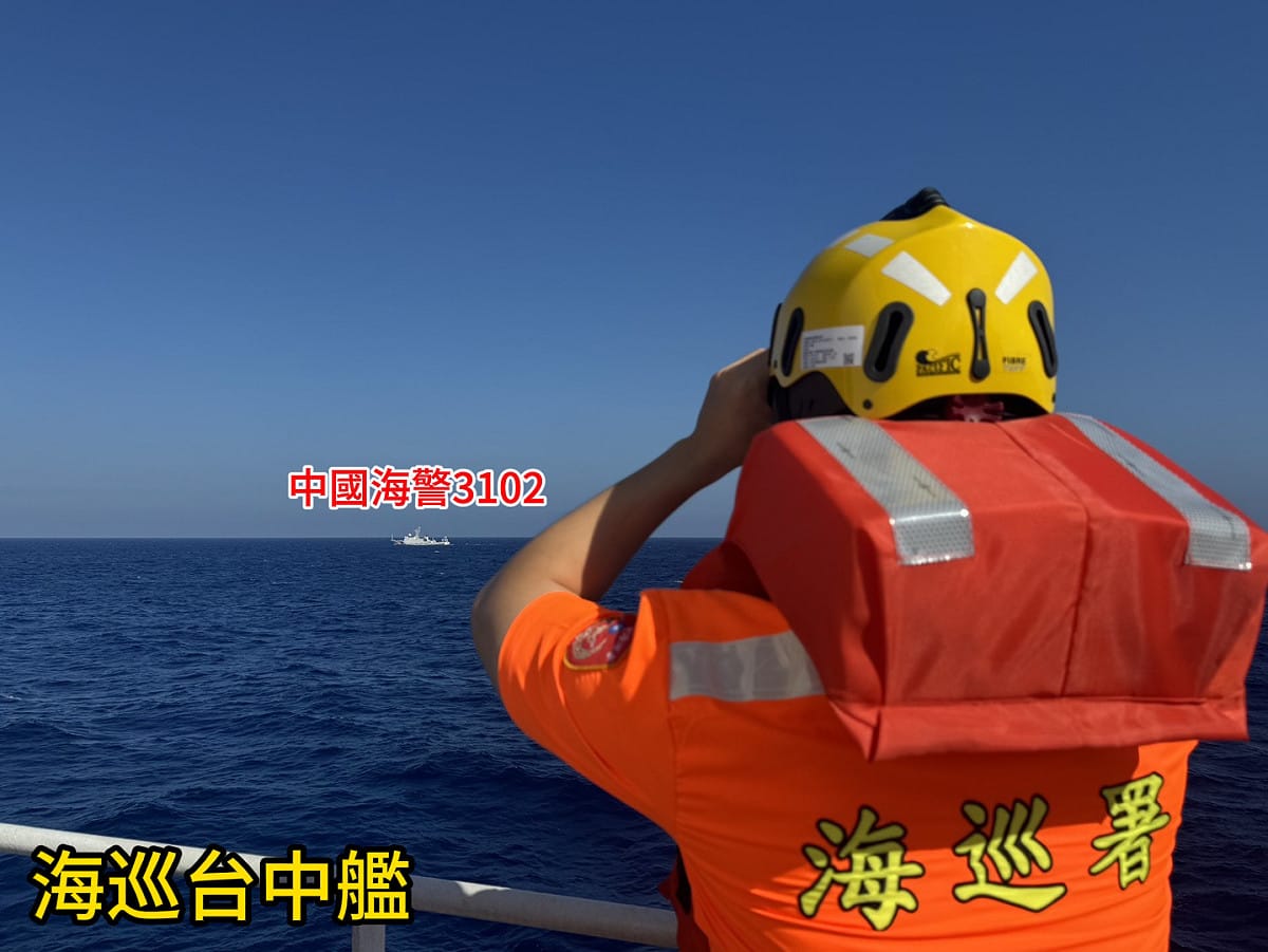 今（20）日上午8時許，「中國海警3102」進入東沙島東北方限制水域內，由「台中艦」併航監控，並多次以中、英文廣播強勢驅離，目前仍於現場持續對峙中。 圖：海巡署提供