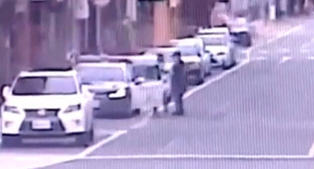 楊男酒醉鑽進警車內嬉鬧，被法官依違反社維法處罰鍰2000元。 圖：警方提供