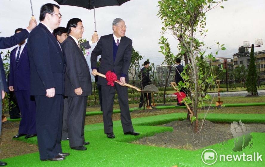 民國84年植樹節，時任總統李登輝偕各黨派政要前往士林-美崙公園植樹。 圖：國史館（民眾申請，台灣樹人會提供)