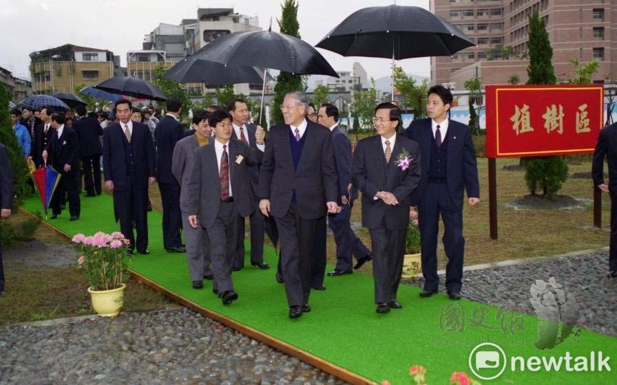 民國84年植樹節植樹時任總統李登輝偕跨黨派政要， 包括陳水扁，連戰，王詣典，陳廷寵，蘇志誠前往士林-美崙公園植樹。 圖：國史館（民眾申請，台灣樹人會提供)