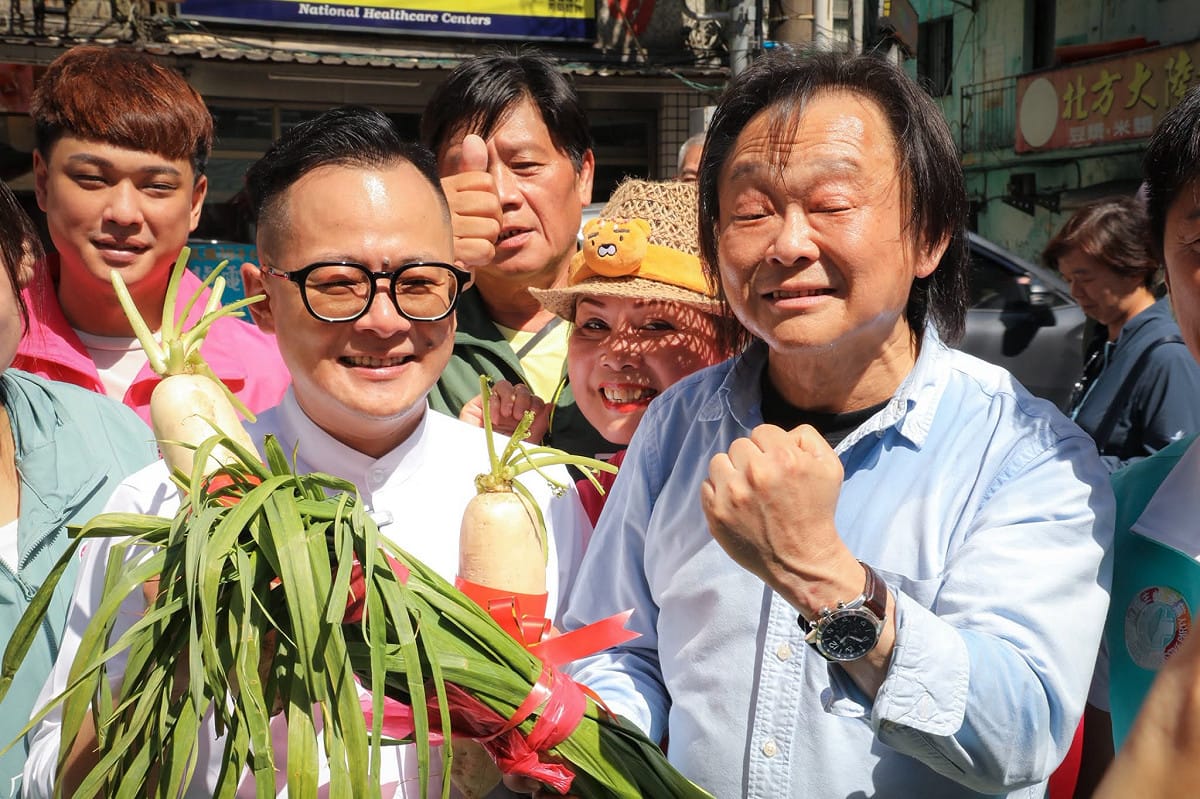 身兼沈伯洋競選總部副主任委員、立委王世堅8日赴基隆安樂市場，陪同黨基隆市長候選人童子瑋拜票。 圖：翻攝自童子瑋臉書