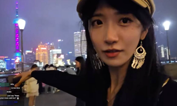 企鵝妹前往中國上海直播，過程中頻頻驚呼「上海是世界上最繁華的地方」。 圖：翻攝自企鵝妹Twitch