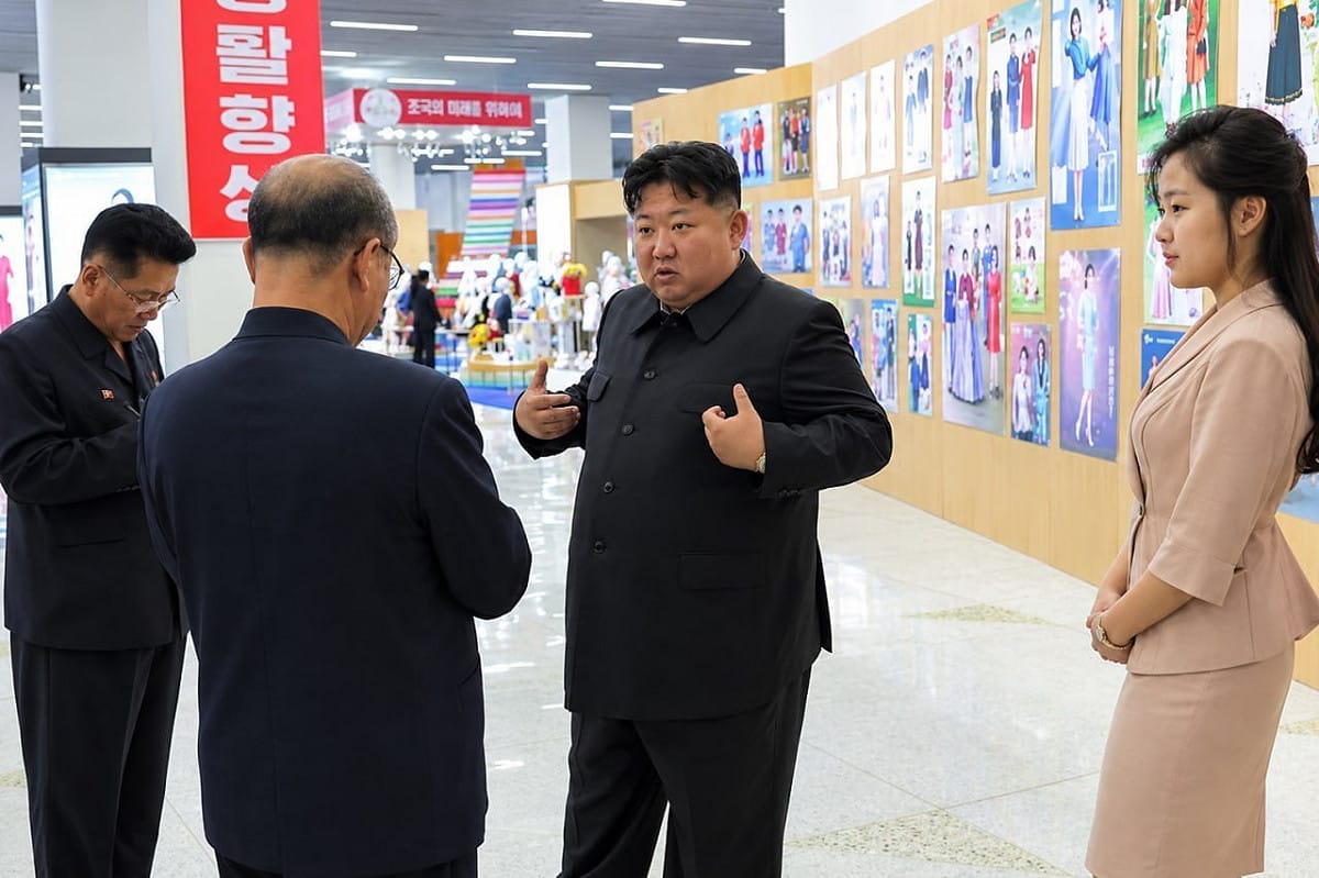 針對近日金正恩因嚴重腦出血病逝的傳聞，北韓官媒《朝中社》發布金正恩攜同女兒金主愛親自視察服裝與鞋類展覽的照片闢謠。 圖:翻攝自 X @globalbrief_now