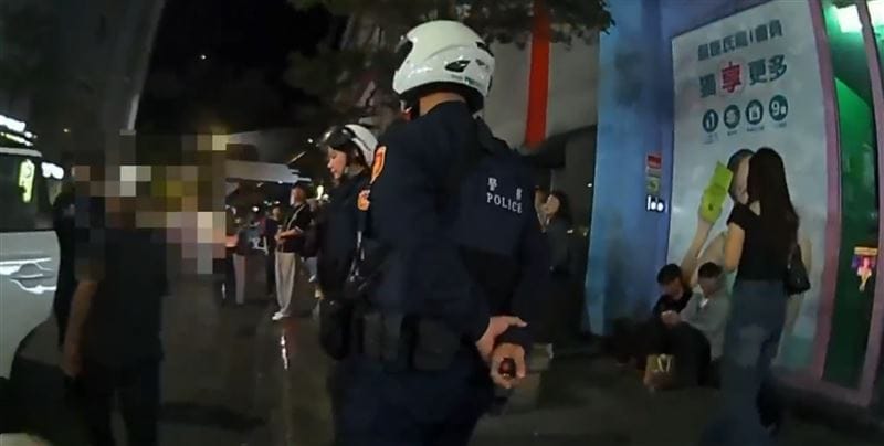 警方到場逮捕黃男並起獲兩把水果刀。 圖：警方提供