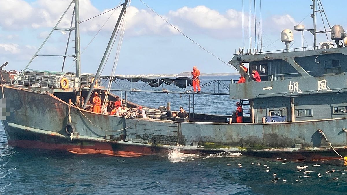 第八（澎湖）海巡隊PP-10071艇艇長隨即多次廣播、鳴笛要求停船受檢，惟該船仍持續作業、拒絕配合，艇長遂實施強靠登檢並迅速控制船上人員。 圖：海巡署提供