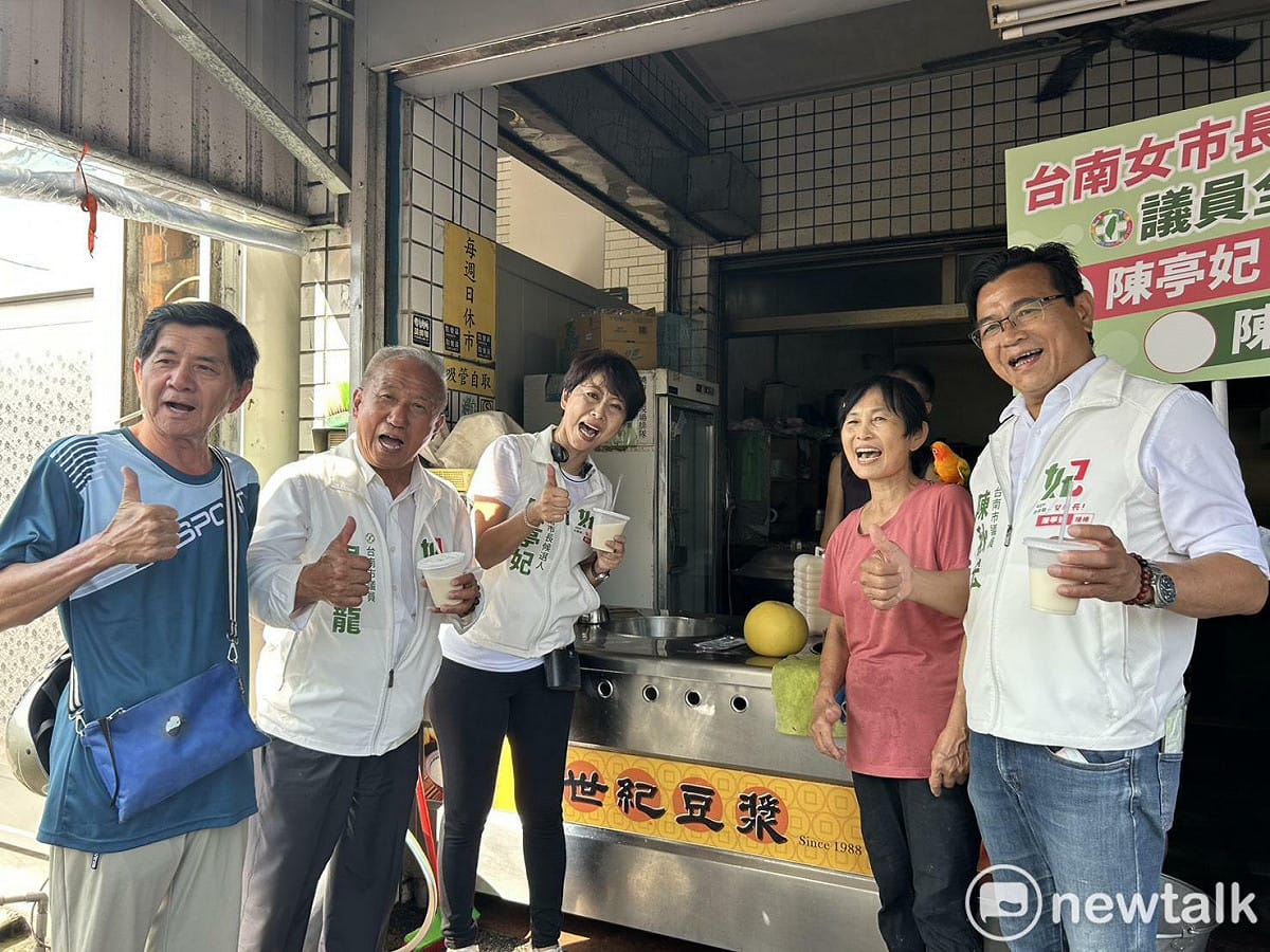 台南市長候選人陳亭妃偕同市議員吳通龍、陳秋宏前往六甲市場、麻豆市場向鄉親請安問好，沿途與攤商及民眾親切互動，關心傳統市場的經營現況與未來發展。 圖：陳亭妃競選總部提供