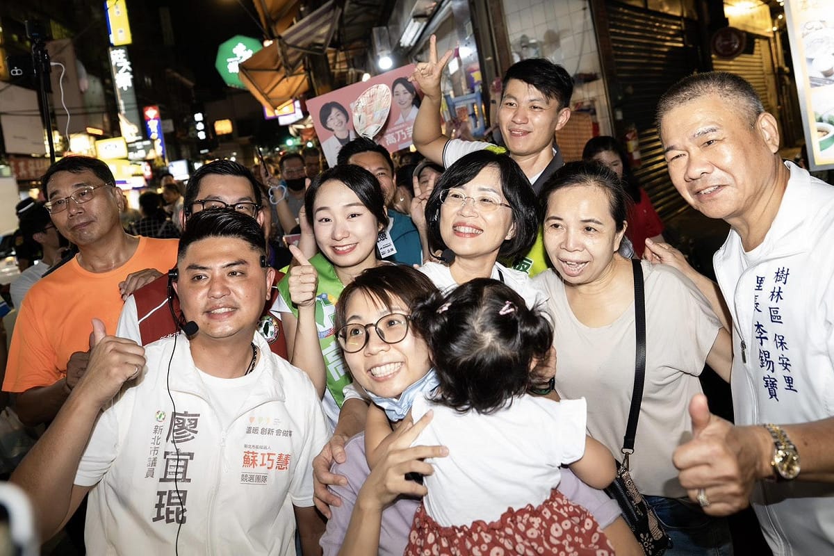 新北市長候選人、立法委員蘇巧慧今（20）晚前往樹林博愛夜市掃街，掃街途中，許多民眾對蘇巧慧比讚加油，也有攤商當面感謝蘇巧慧過去的幫助，興奮高喊「樹林出市長！」 圖：蘇巧慧競總提供