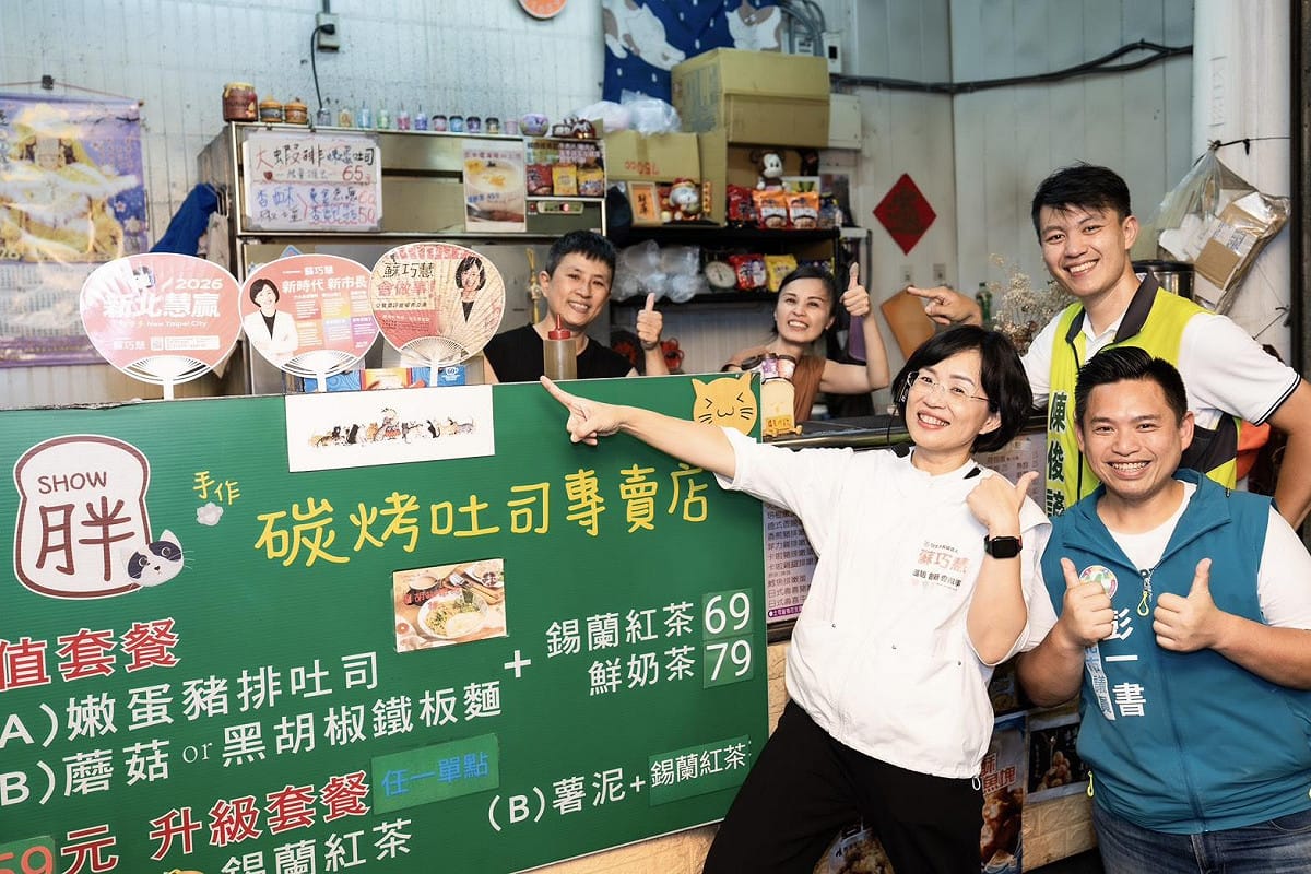 有攤商當面感謝蘇巧慧過去的幫助，興奮高喊「樹林出市長」！氣氛極為熱鬧。 圖：蘇巧慧競總提供