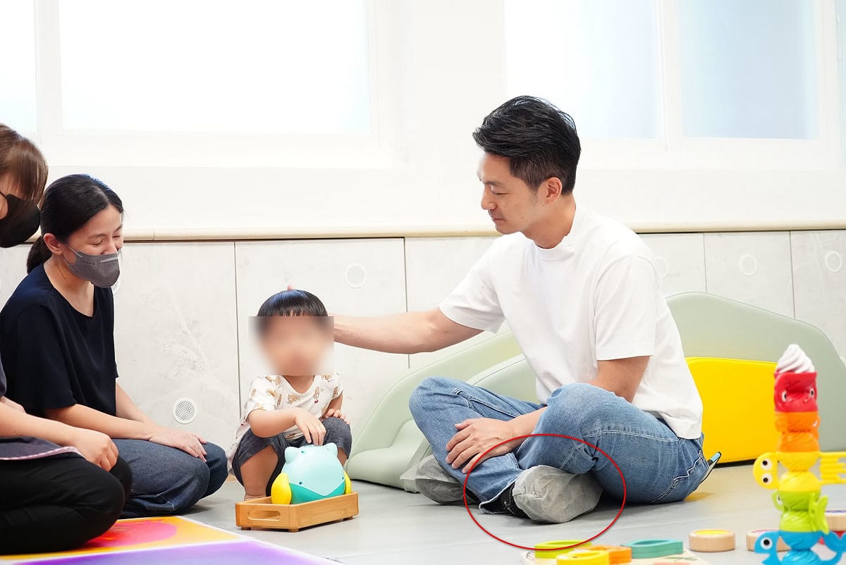 蔣萬安進入幼童室內遊戲區時沒有脫鞋，而是套上鞋套，也沒戴口罩，網友痛批自私、不顧小朋友健康，「到底是多怕鞋子脫下來，被抓包鞋內偷塞增高墊？」 圖：台北市政府官網