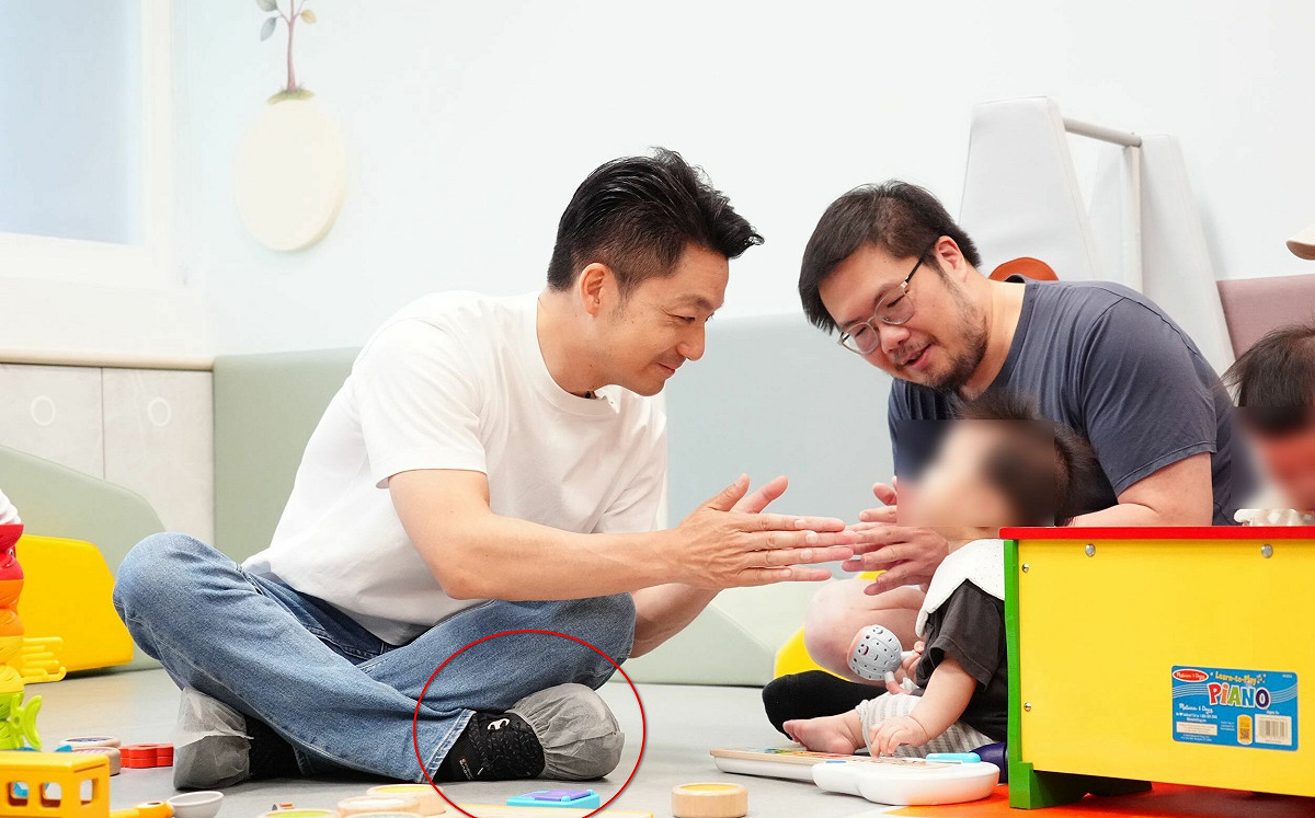 怕增高墊曝光？蔣萬安進幼童遊戲區不脫鞋穿鞋套、抱嬰「頭後仰」網轟小孩非道具