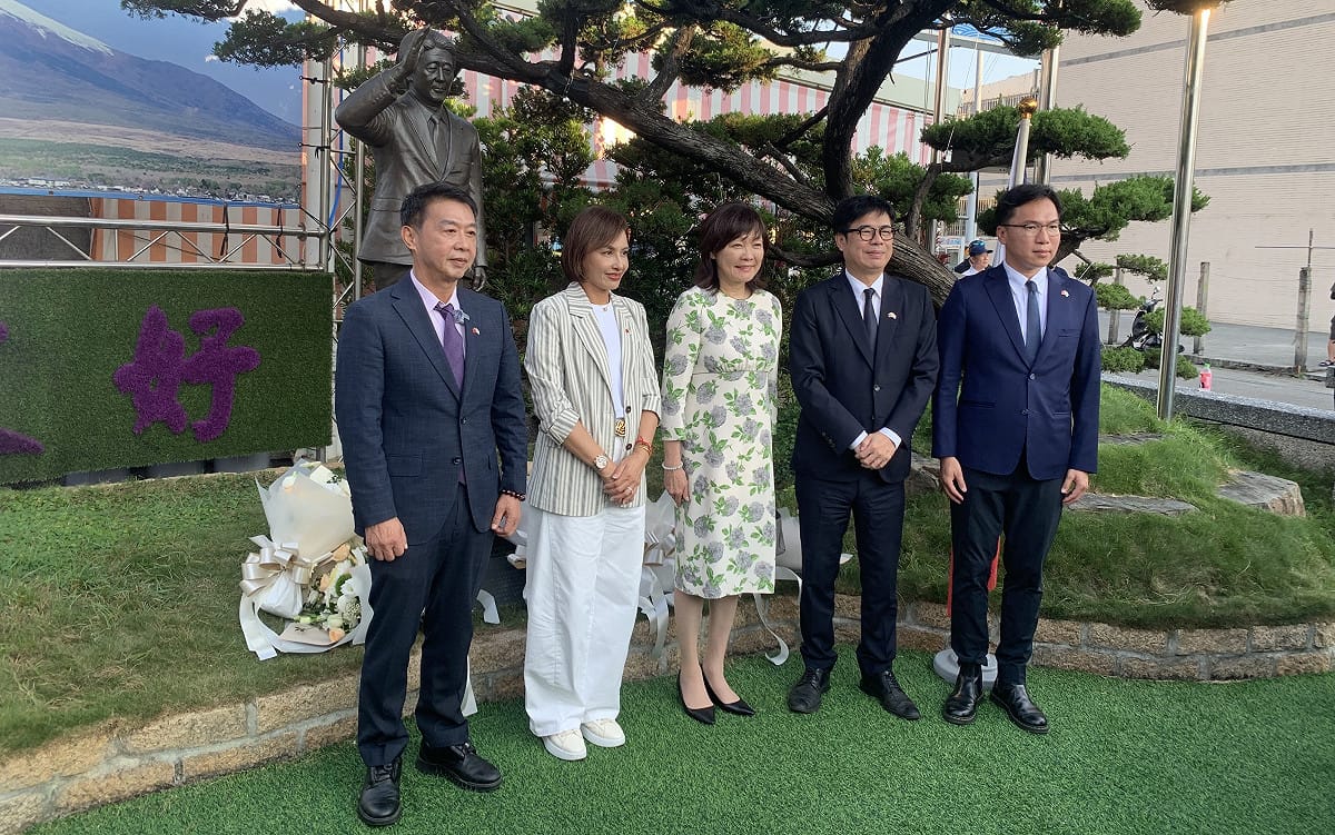 安倍昭惠(中)五度造訪紅毛港保安堂，陳其邁(右二)、許智傑(左一)、邱議瑩(左二)、林智鴻(右一)到場迎接。 圖：孫家銘／拍攝
