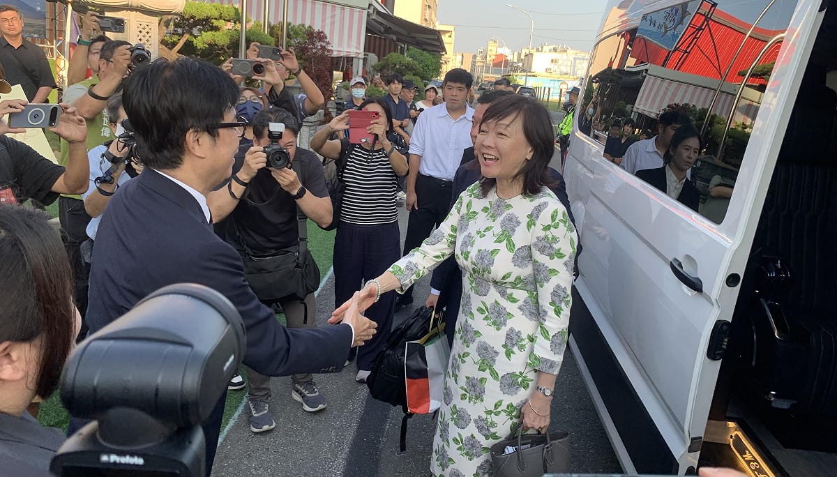 陳其邁(左一)第一個伸手歡迎安倍昭惠(右一)到訪。 圖：孫家銘／拍攝