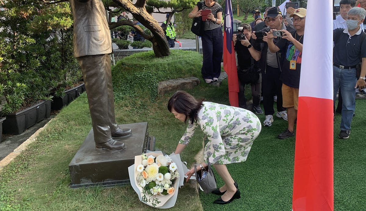 安倍昭惠向安倍晉三銅像獻花。 圖：孫家銘／拍攝