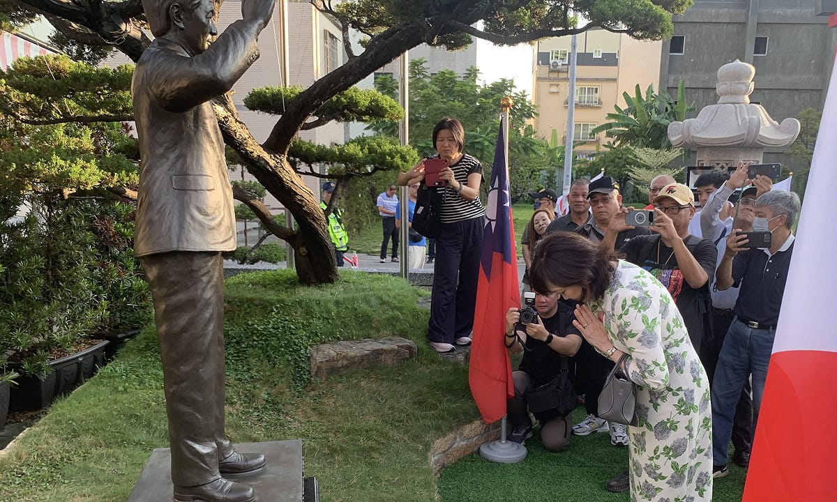 安倍昭惠在安倍晉三銅像前雙手合十追思。 圖：孫家銘／拍攝