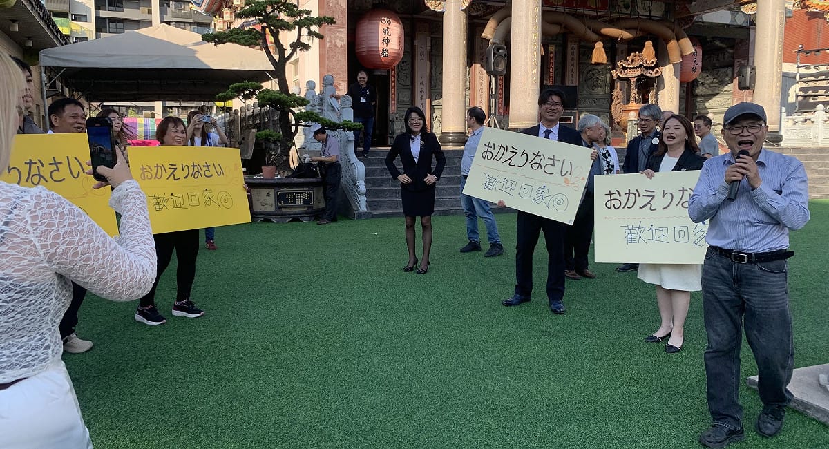民眾自發性製作「歡迎回家」的中日文手舉牌，歡迎安倍昭惠把高雄當成自己的家。 圖：孫家銘／拍攝