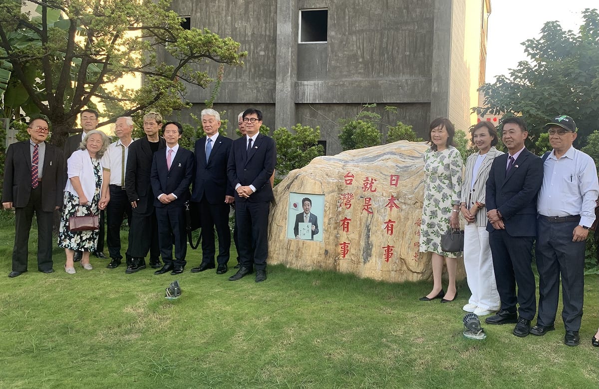 安倍昭惠(右四)、陳其邁(右五)等人在安倍紀念公園合影。 圖：孫家銘／拍攝