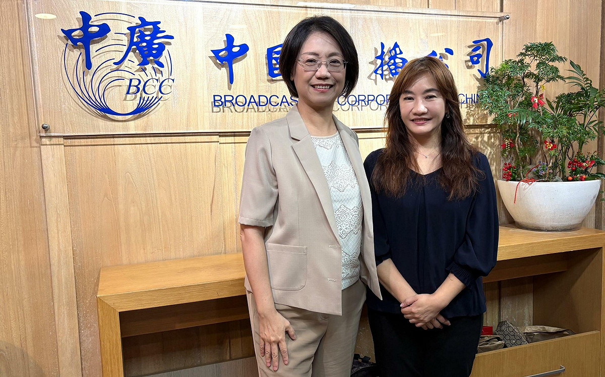 高歌「想見」沈伯洋 翁曉玲呼喚：趕快回立院開會
