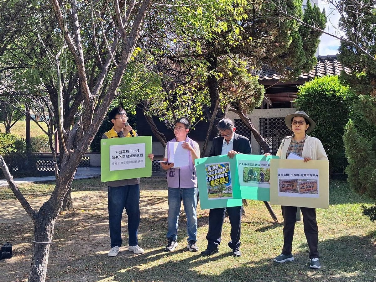 中正區逸仙公園中，前總統李登輝親手栽植的龍柏被發現樹冠下部出現枝葉枯萎情形，民團今（21）集結呼籲北市府重視養護、緊急救治。 圖：台灣綠黨 提供