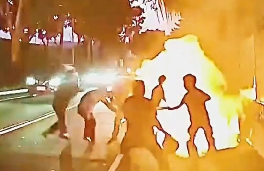 新北市板橋區發生行車糾紛，一人投擲信號彈，現場竄起熊熊烈火。 圖：翻攝社會事新聞影音
