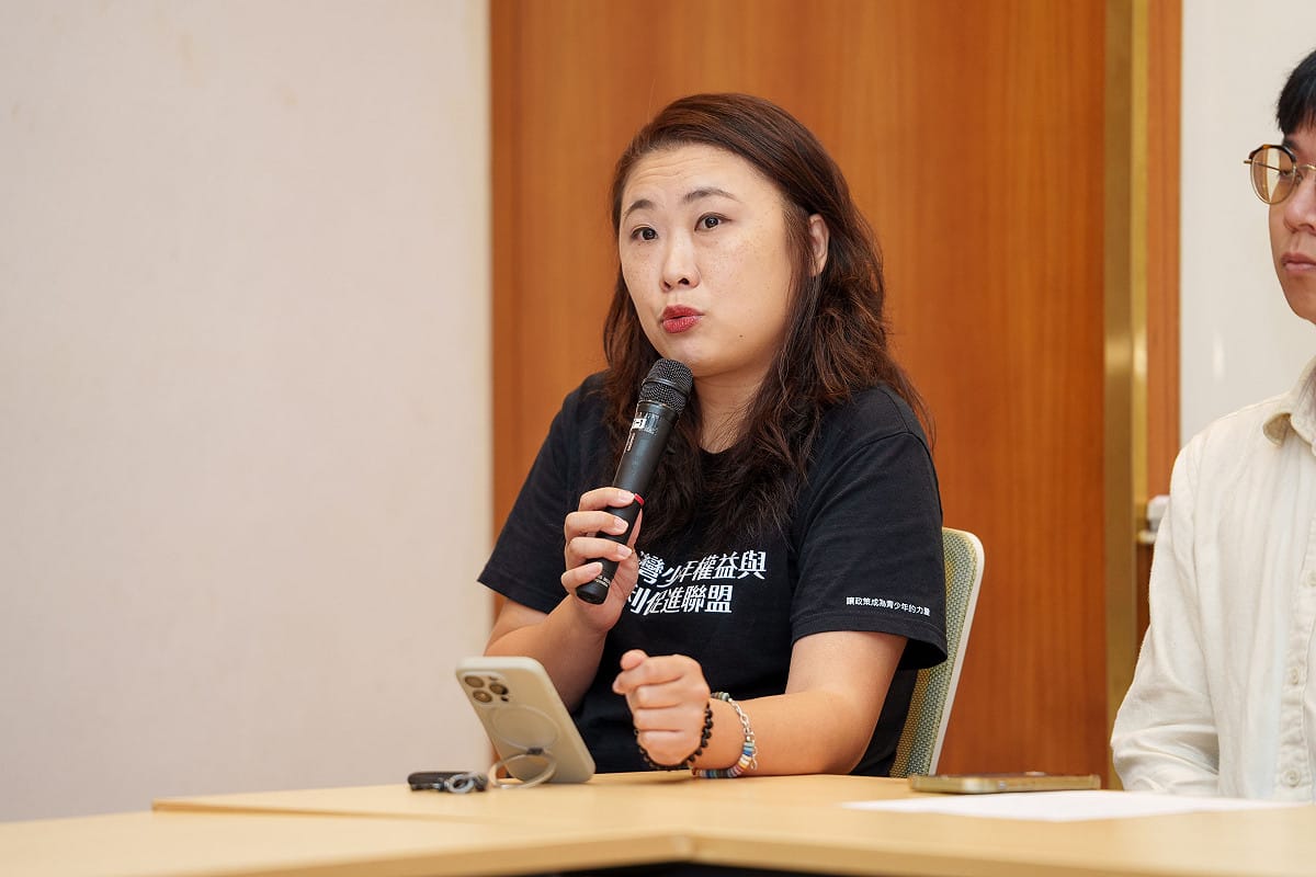 立法院今（21）日召開「《就業服務法》第五條薪資透明化制度」公聽會。圖為台灣少年權益與福利促進聯盟秘書長張祐嘉。 圖：台灣青年民主協會 提供（資料照）