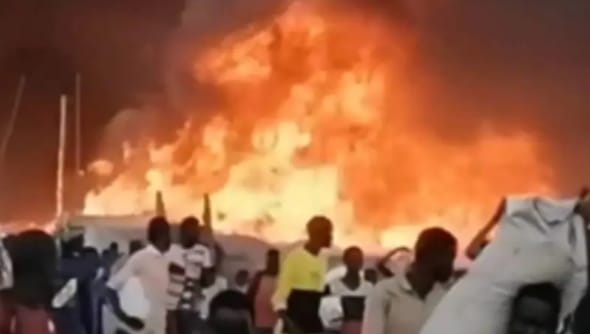 蘇丹與南蘇丹存在邊界爭議的阿卜耶伊地區一處市場 19 日遭到無人機襲擊，襲擊擊中了附近一個燃料庫，造成至少 153 人死亡。 圖 :  翻攝自觀察者網