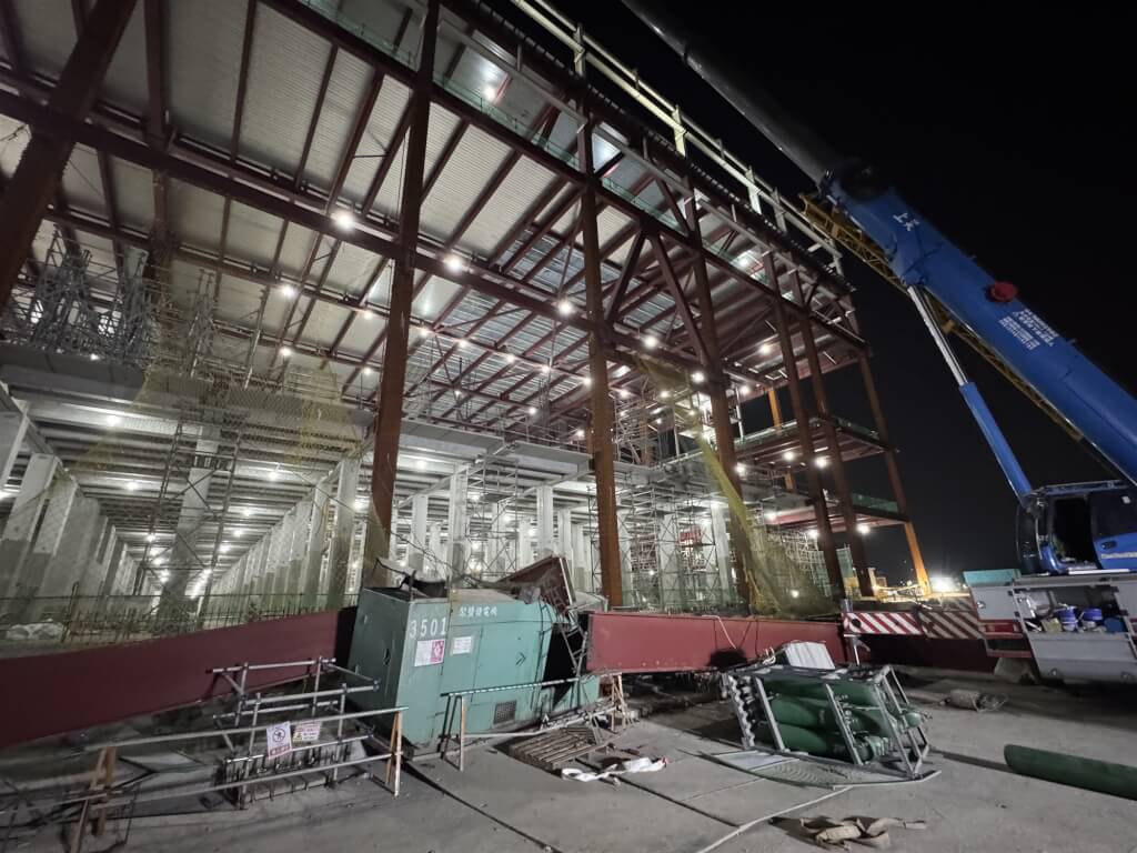 高雄台積電F22廠新建工程20日發生工安事故，4名作業人員從事鋼構吊掛安裝作業時，疑似因3樓外側鋼構連結板螺栓斷裂，導致作業人員與鋼構組件自高處墜落，經搶救4人皆不治。（南科管理局提供）中央社記者林巧璉傳真　115年10月21日