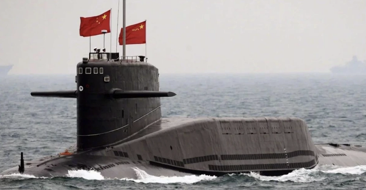 正在水面航行的中國海軍戰略核潛艦。 圖：翻攝自 騰訊網/紅色兔兔