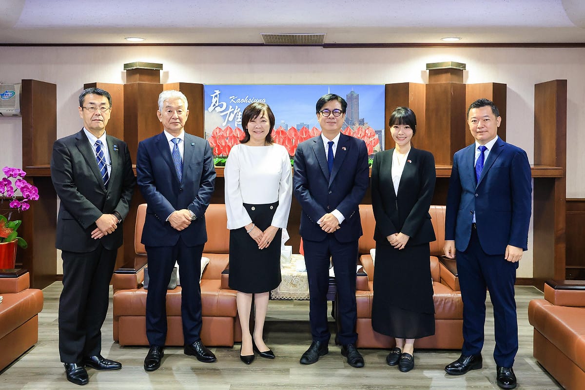 安倍昭惠(左3)一行拜會陳其邁(右3)市府團隊。 圖：高雄市行國處／提供